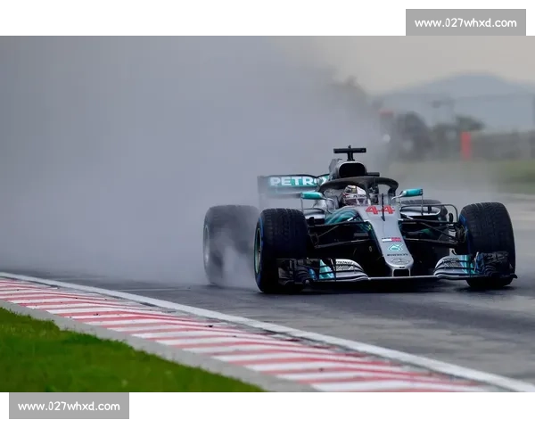 赛车场上的“心跳加速”！F1维修区惊险瞬间回顾